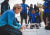 Ricercatrice Bicocca spiega ai ragazzini maldiviani una tecnica per salvare i coralli