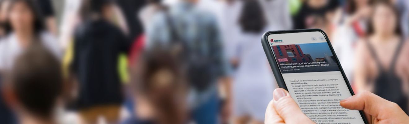 studente che legge articolo di Bnews su smartphone
