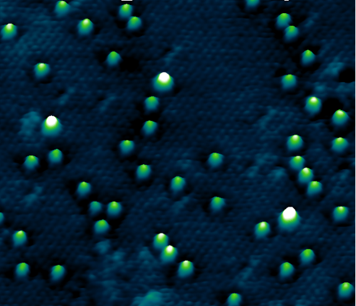 Singoli atomi di cobalto e di nichel intrappolati in una rete di grafene visti con il microscopio a scansione a effetto tunnel (credits: Valeria Chesnyak)