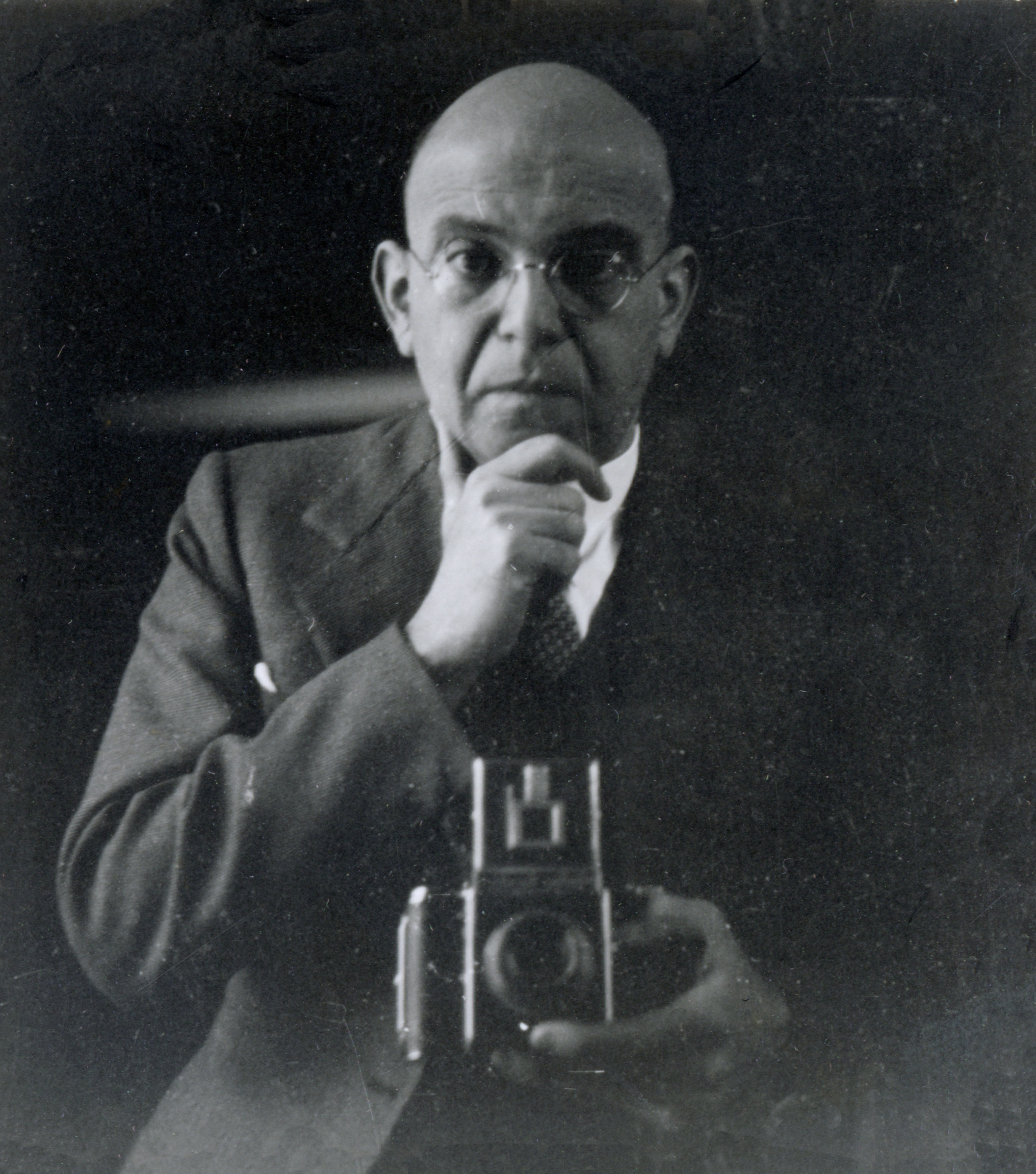 Ernst Bernhard con macchina fotografica
