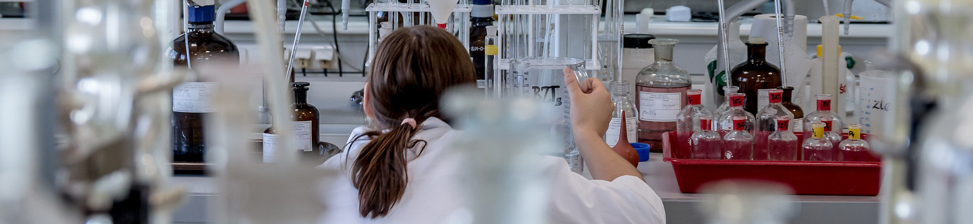 ricercatrice in laboratorio