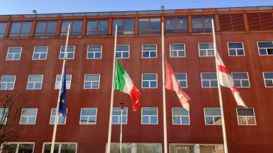 Bandiere di fronte all'edificio Civitas della Bicocca