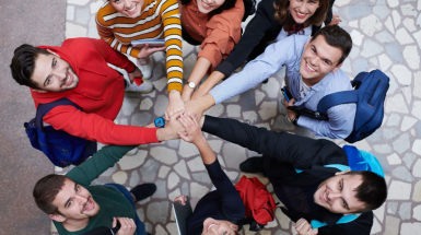 ragazzi e ragazze in cerchio che guardano verso l'alto