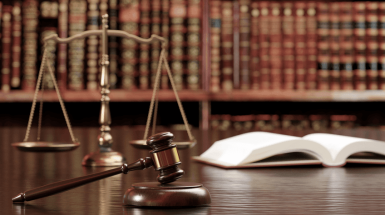 bilancia della giustizia , libro e martelletto 