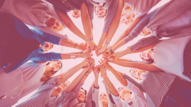 donne in cerchio con mani unite