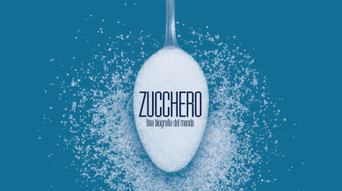 cucchiaio di zucchero su fondo azzurro