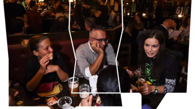 Giovani ricercatori in un locale