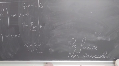 lavagna con formule matematiche e scritta "Per favore non cancellare"