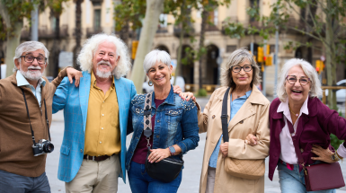 gruppo di persone anziane sorridenti in città