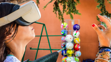 figura di donna con visore per realtà virtuale