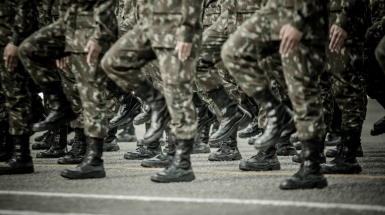 militari che marciano
