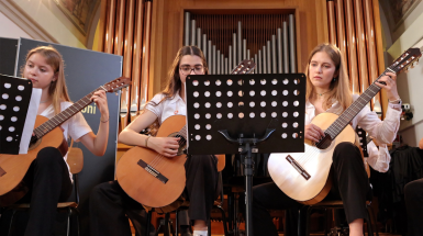 tre ragazze che suonano la chitarra