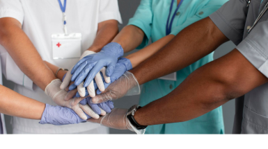 mani di personale sanitario unite in segno di collaborazione