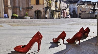 scarpe rosse in piazza contro la violenza sulle donne
