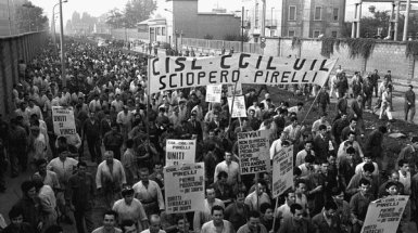 l'immagine contiene persone, cartelli e una strada
