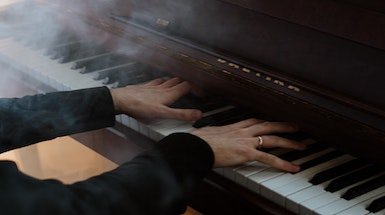 Mani che suonano pianoforte