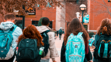 studenti con zaino in spalla davanti a università