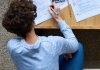 persona che compila moduli