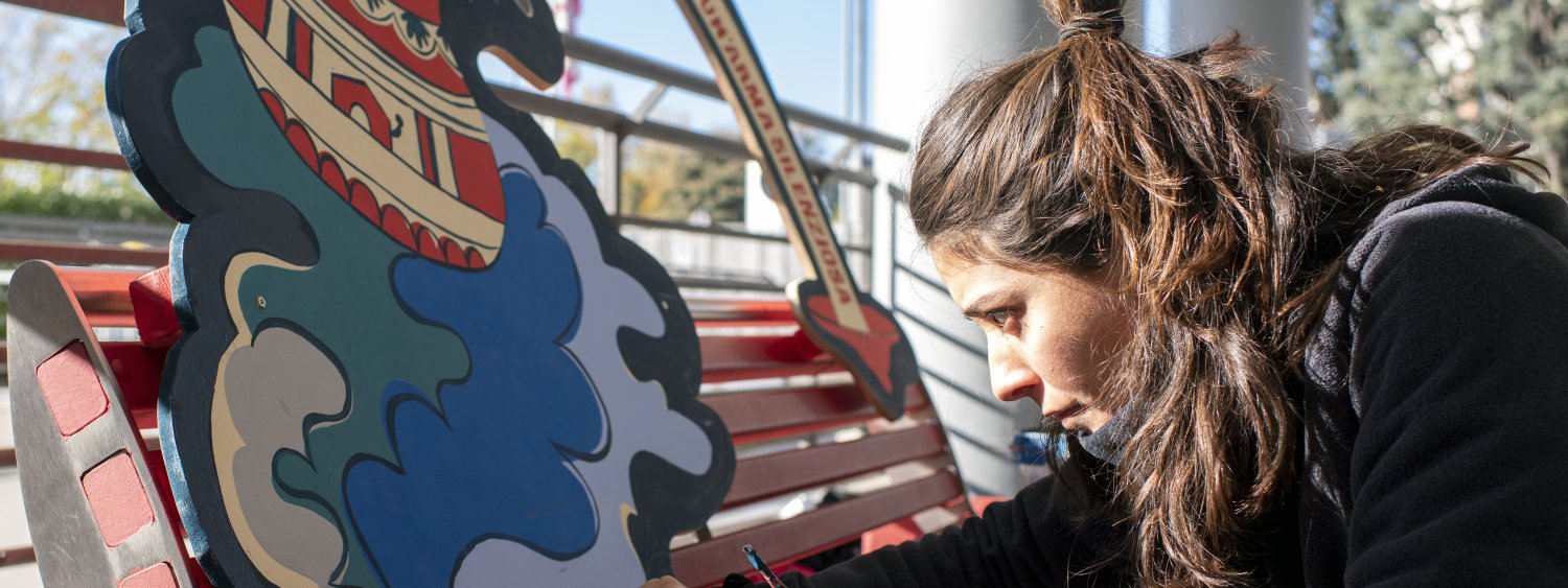 Opera di arte pubblica sulla panchina rossa del Polo biomedico di Monza