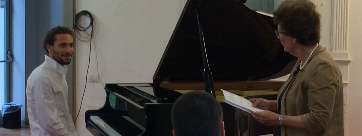 ragazzo che suona pianoforte