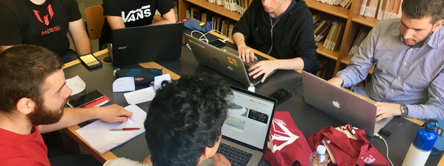 gruppo di studenti che lavorano al computer in biblioteca