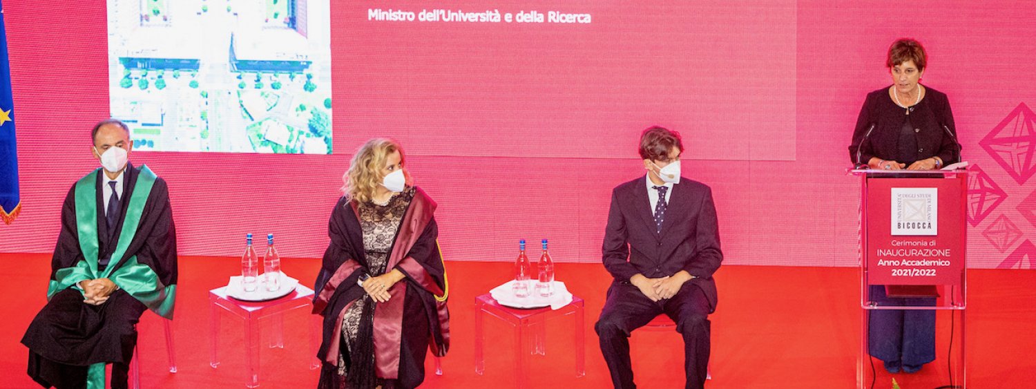 Da sinistra a destra, sul palco, il professore Piero Madau, la rettrice Giovanna Iannantuoni, il presidente del Consiglio degli studenti Filippo Cucchetto, il ministro Maria Cristina Messa