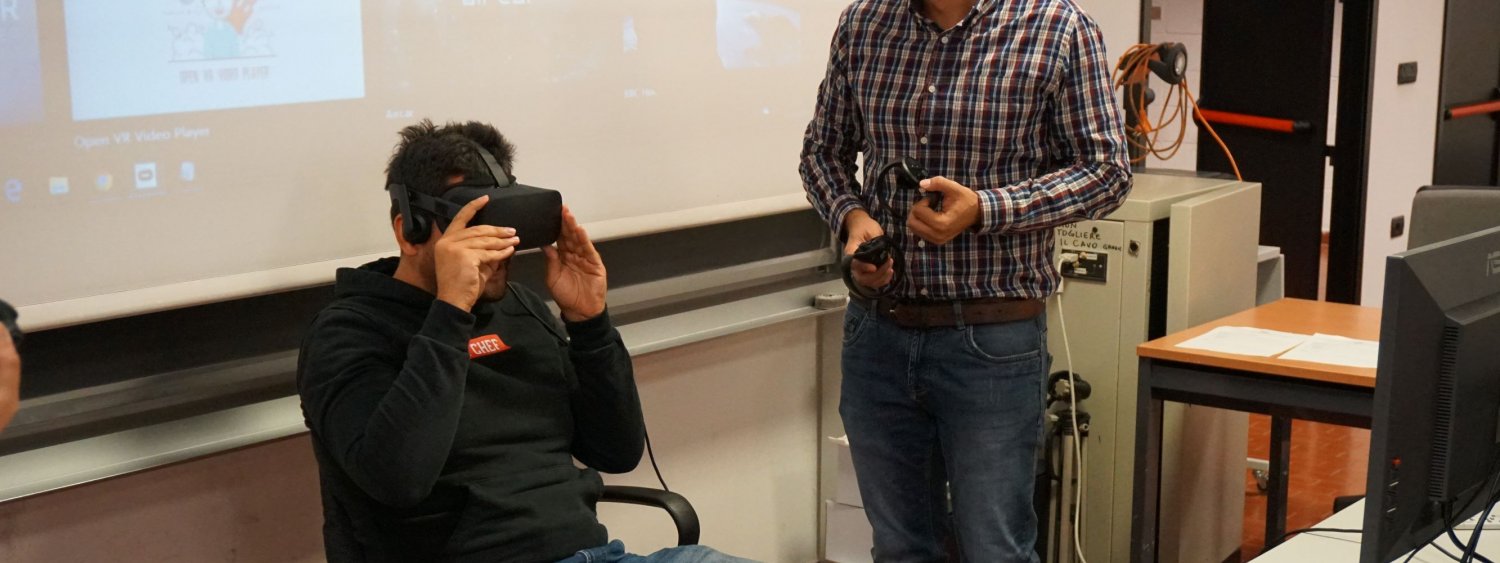 studente con visore realtà aumentata