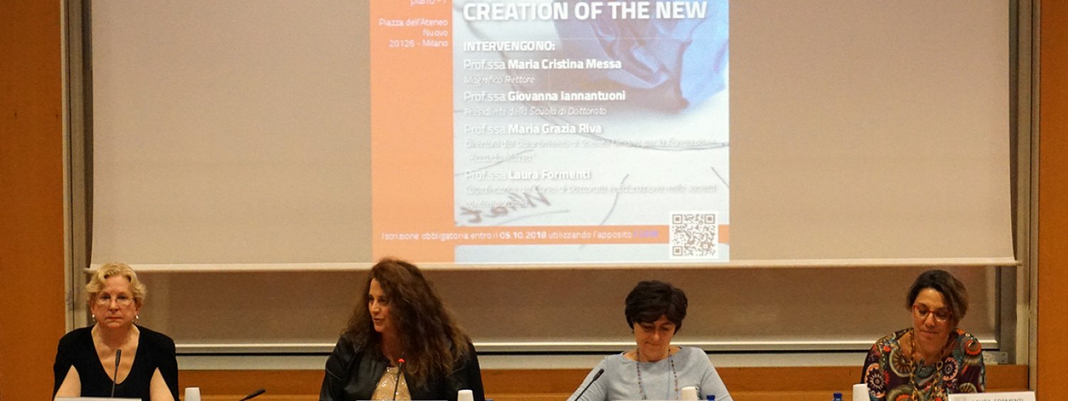 persone sedute al tavolo prima dell'inizio di una lectio