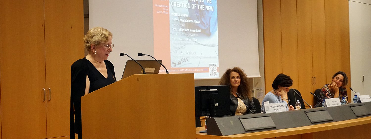 donna che parla alla platea