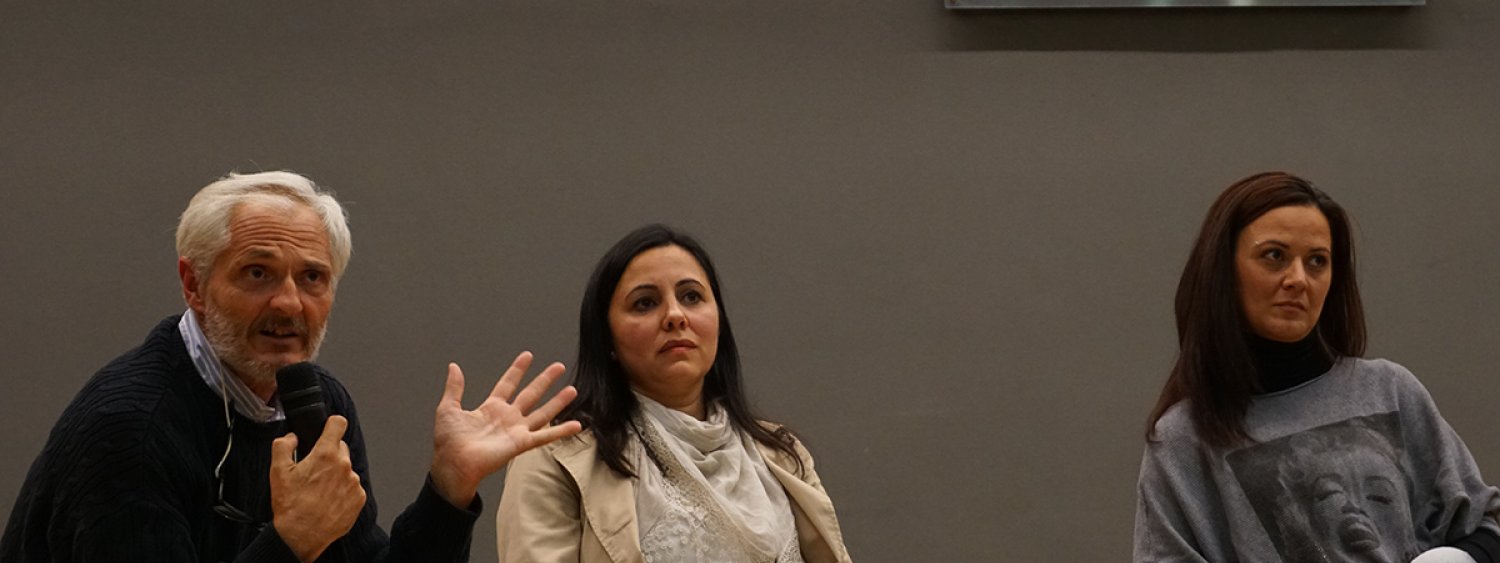 persone che parlano ad un evento