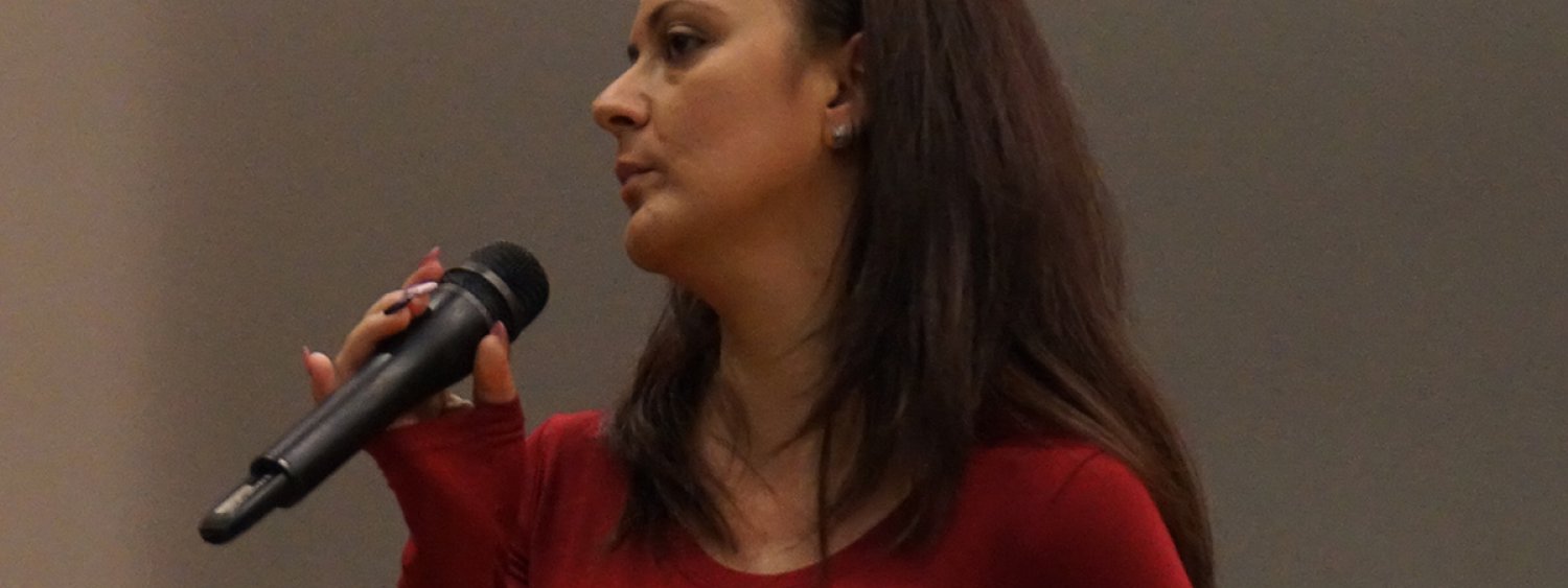 donna che parla alla platea