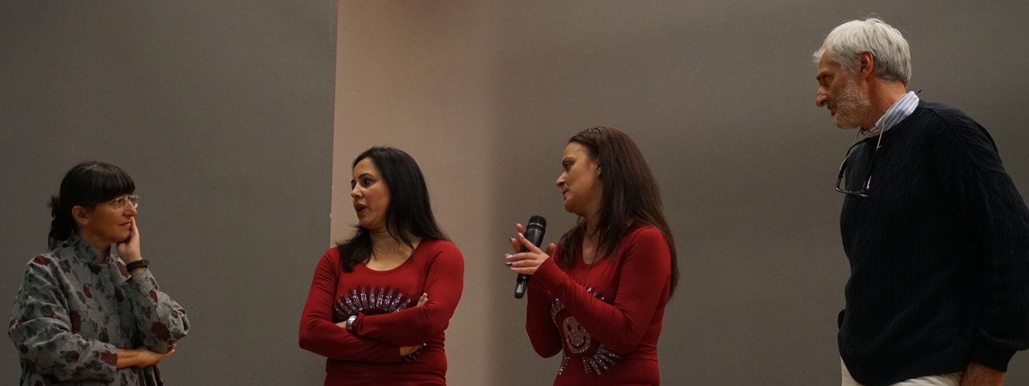 persone in piedi sul palco