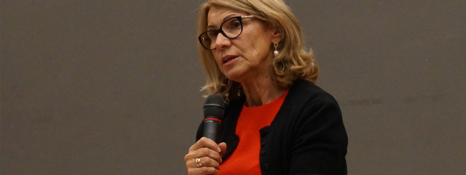 prorettore che parla 