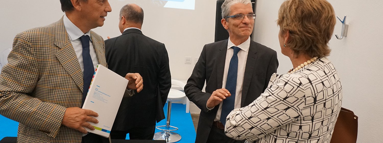 gruppo di persone parlano ad un convegno