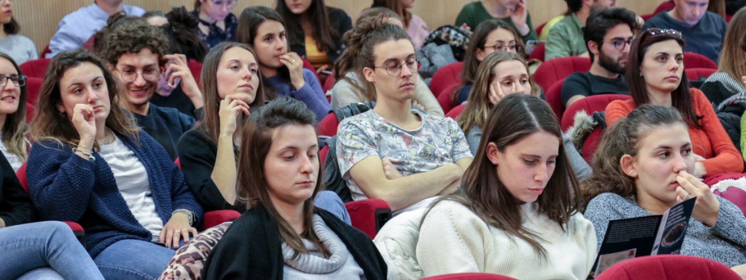 studenti attenti durante un convegno in U12