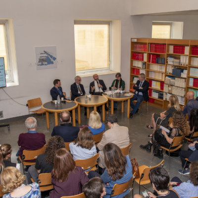 persone in Biblioteca durante un evento