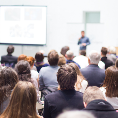 aula con persone che fanno formazione