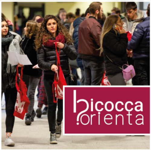 scritta Bicocca Orienta in bianco su fondo rosso, e studenti sullo sfondo