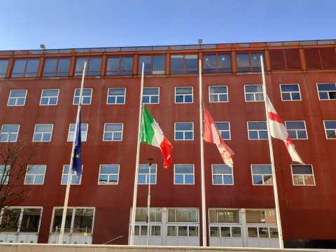 Bandiere di fronte all'edificio Civitas della Bicocca