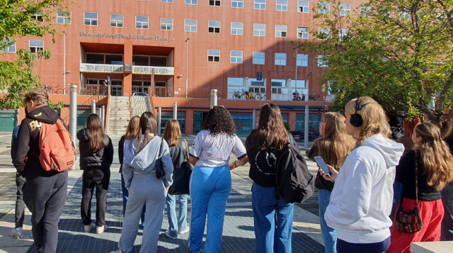 Studenti che ascoltano di fronte all'edificio U7