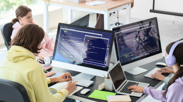 ragazzi davanti a pc