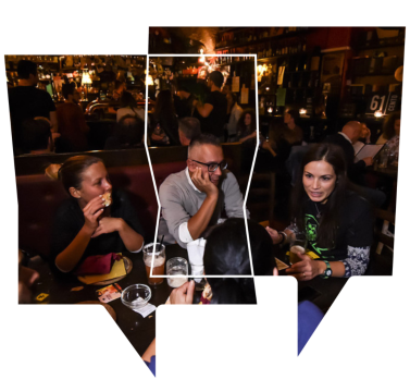 Giovani ricercatori in un locale