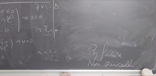 lavagna con formule matematiche e scritta "Per favore non cancellare"