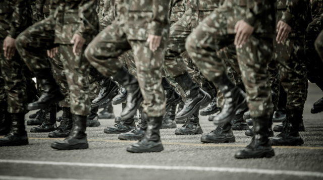 militari che marciano