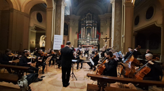 orchestrali dell'orchestra dell'Università di Milano-Bicocca durante un concerto in chiesa