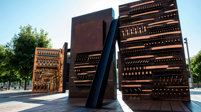 Pietrarubbia - opera di Arnaldo Pomodoro in Piazza dell'Ateneo Nuovo 1 a Milano 