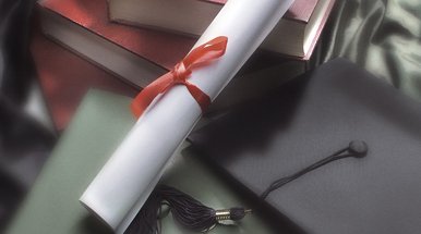 Libro, diploma e tocco