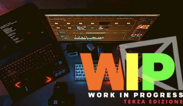 Postazione per computer a fondo scuro con logo WIP