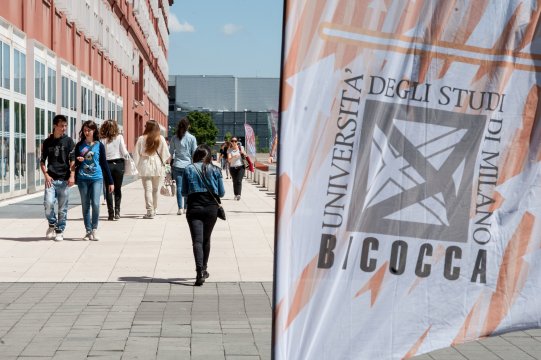 bandiera e ragazza in primo piano, edificio su sfondo 