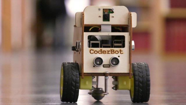 CoderBot - foto che mostra il robot interattivo per la didattica